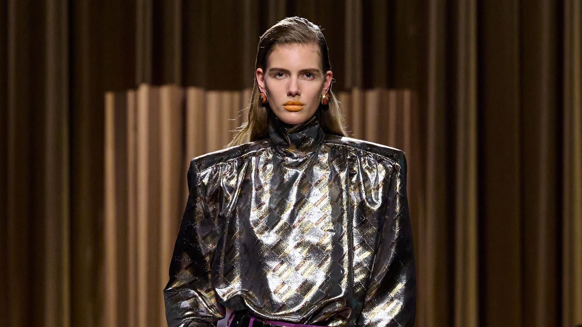 París se rinde ante Mugler: feminidad poderosa, sensualidad y colores vibrantes que redefinen el glamour