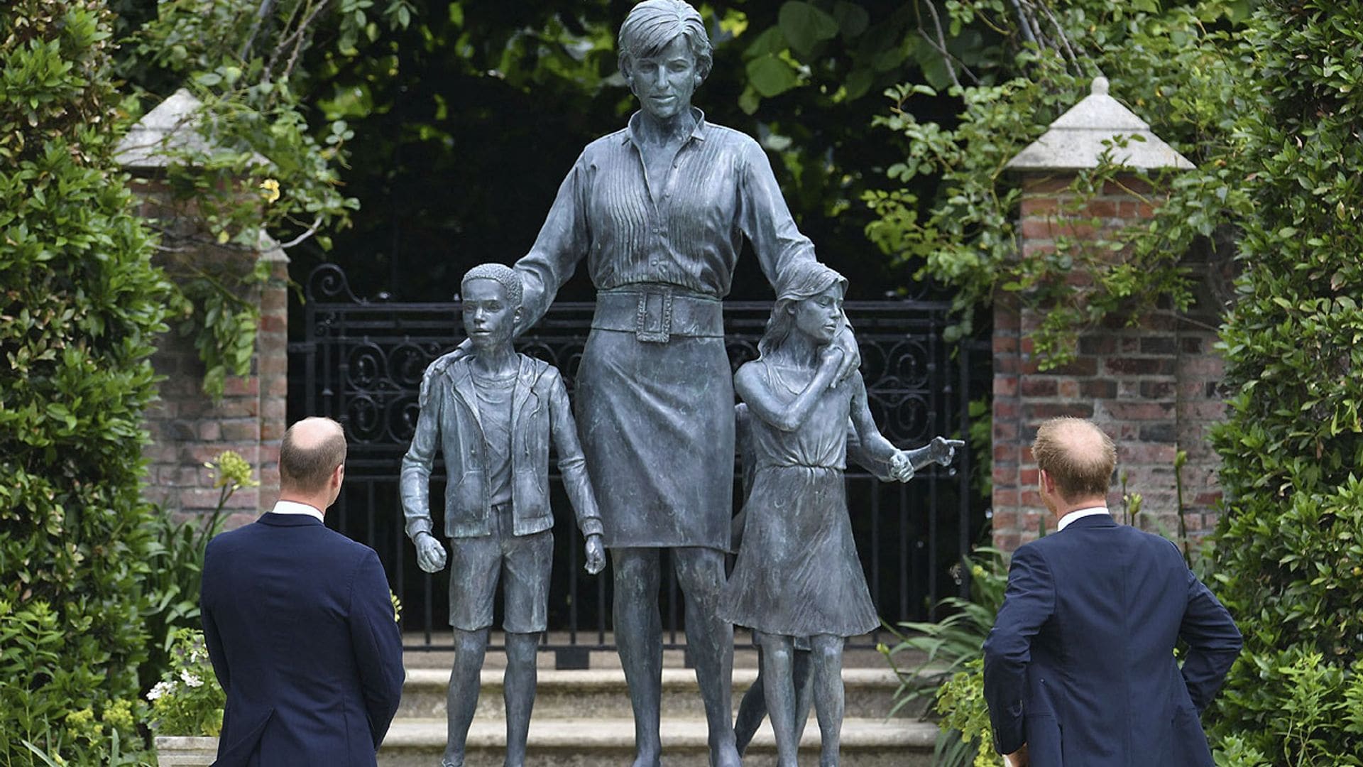 ¿Por qué aparece con tres niños? Todos los mensajes de la estatua de Diana de Gales