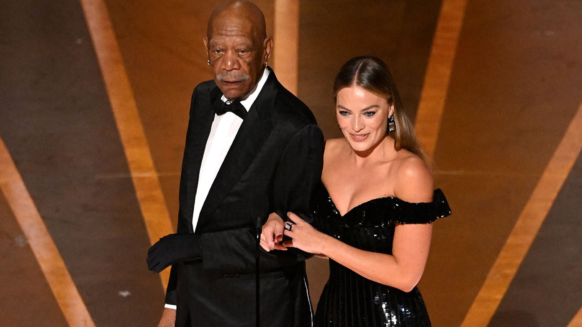 ¿Por qué llevaba Morgan Freeman un solo guante en la gala de los Oscar?