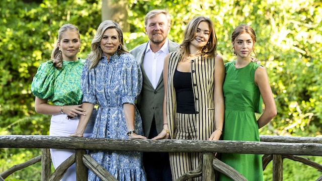 Los reyes de Holanda junto a sus hijas
