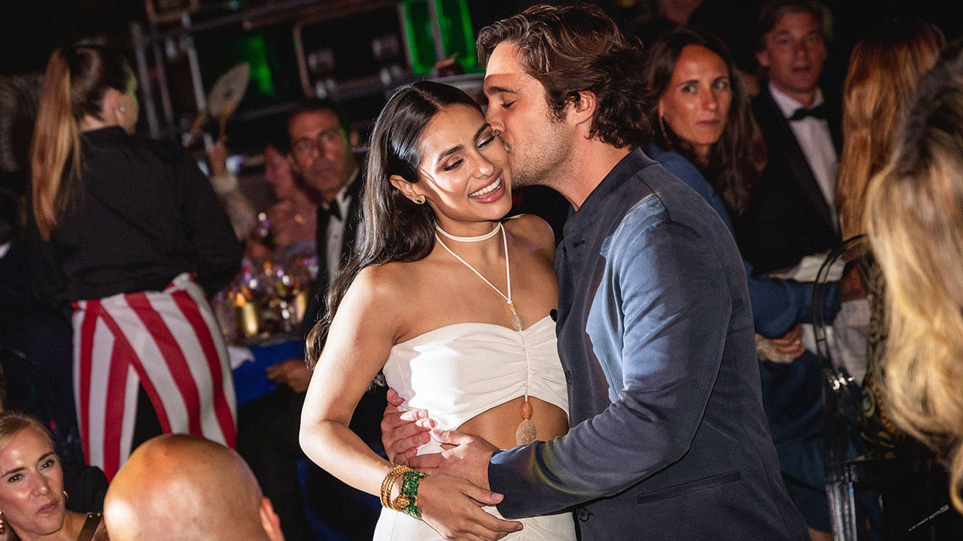 El emocionante momento en que Diego Boneta dedica una canción a su novia, Renata Notni, en Starlite