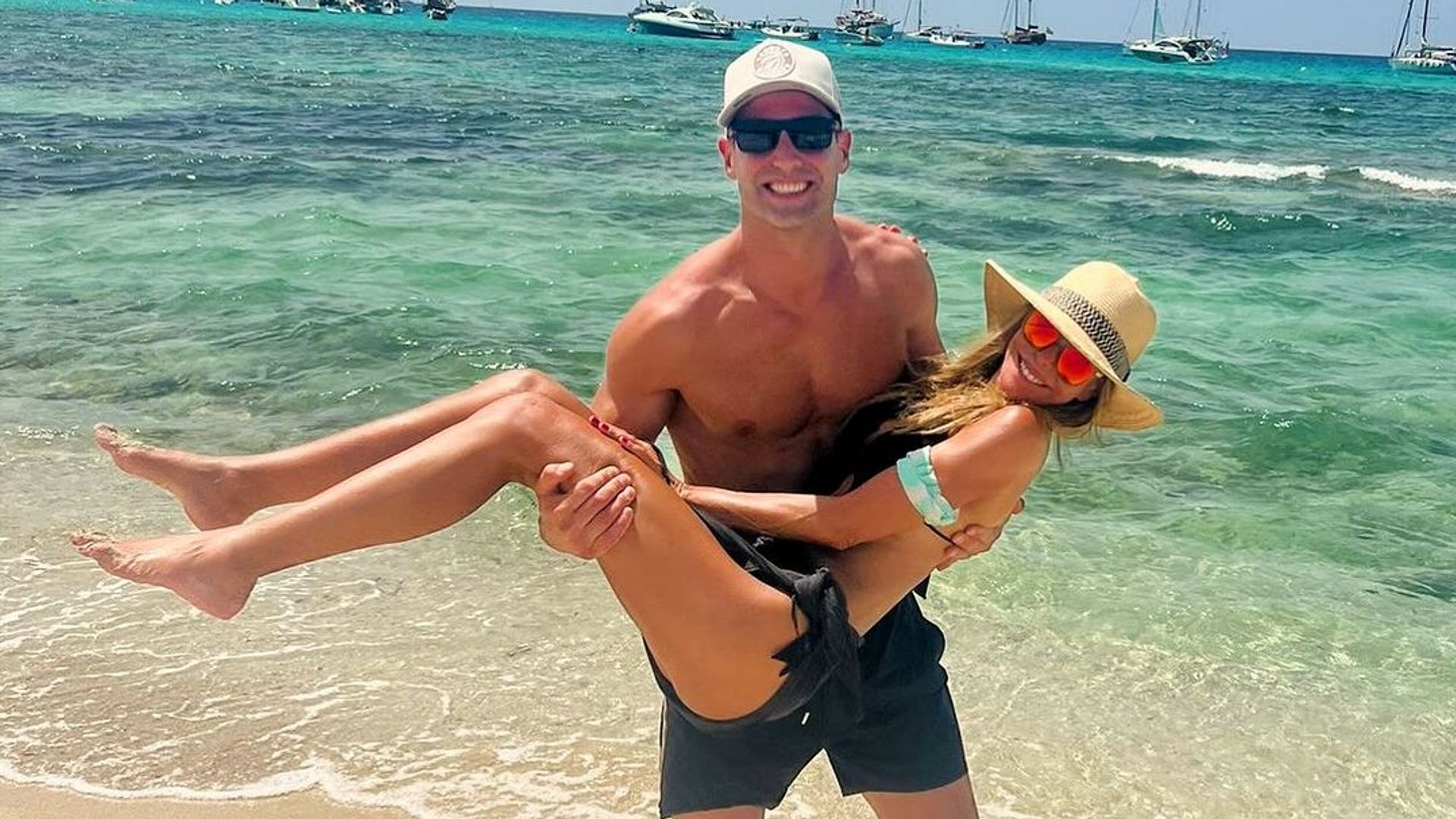 Lara Dibildos y Carlos Maturana, pura pasión en Ibiza en su primer verano juntos