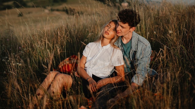Retrato de una pareja de jóvenes juntos y enamorados