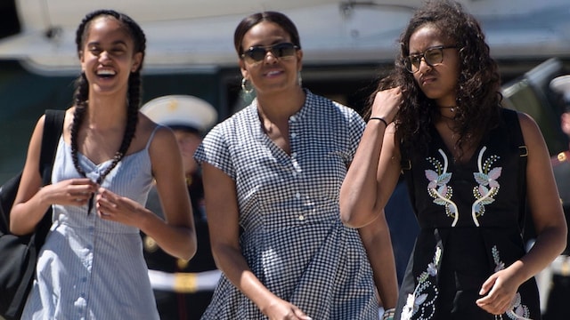 Barack y Michelle Obama con sus hijas Malia y Sasha en Merced County, California, en junio de 2016.
