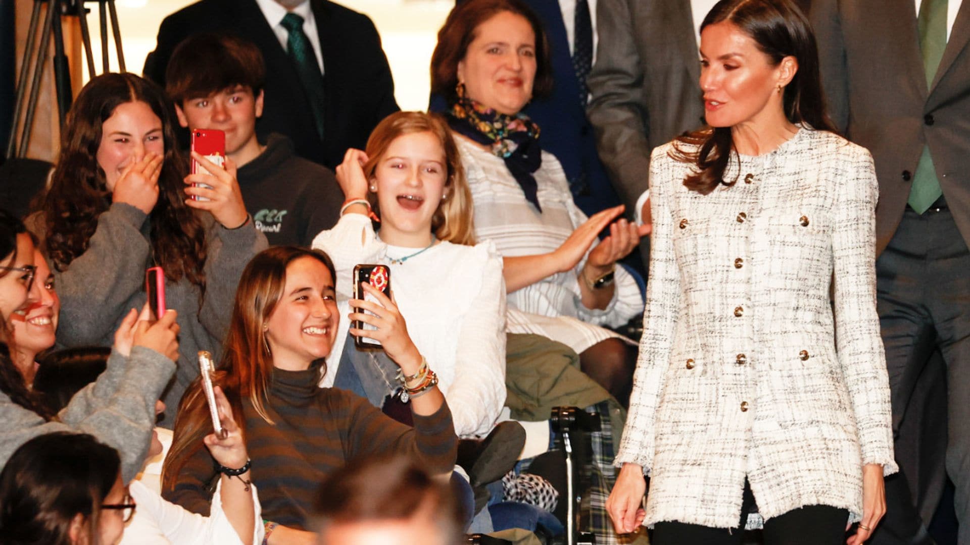 La reina Letizia recibida en Valladolid como una estrella en un auditorio plagado de jóvenes