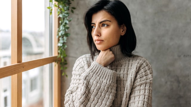 Mujer preocupada y estresada