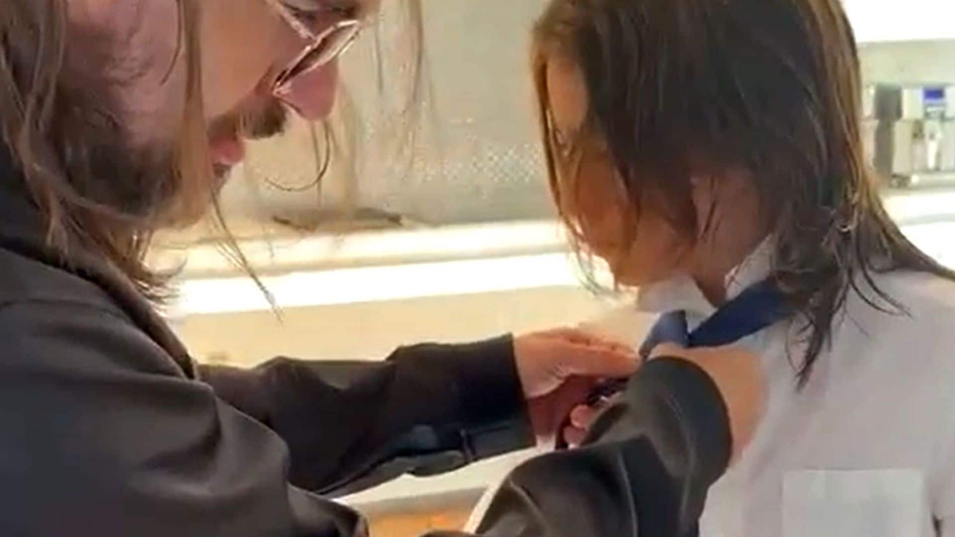 El tierno vídeo de Juanes ayudando a su hijo a vestirse para su graduación ¡con un tutorial!