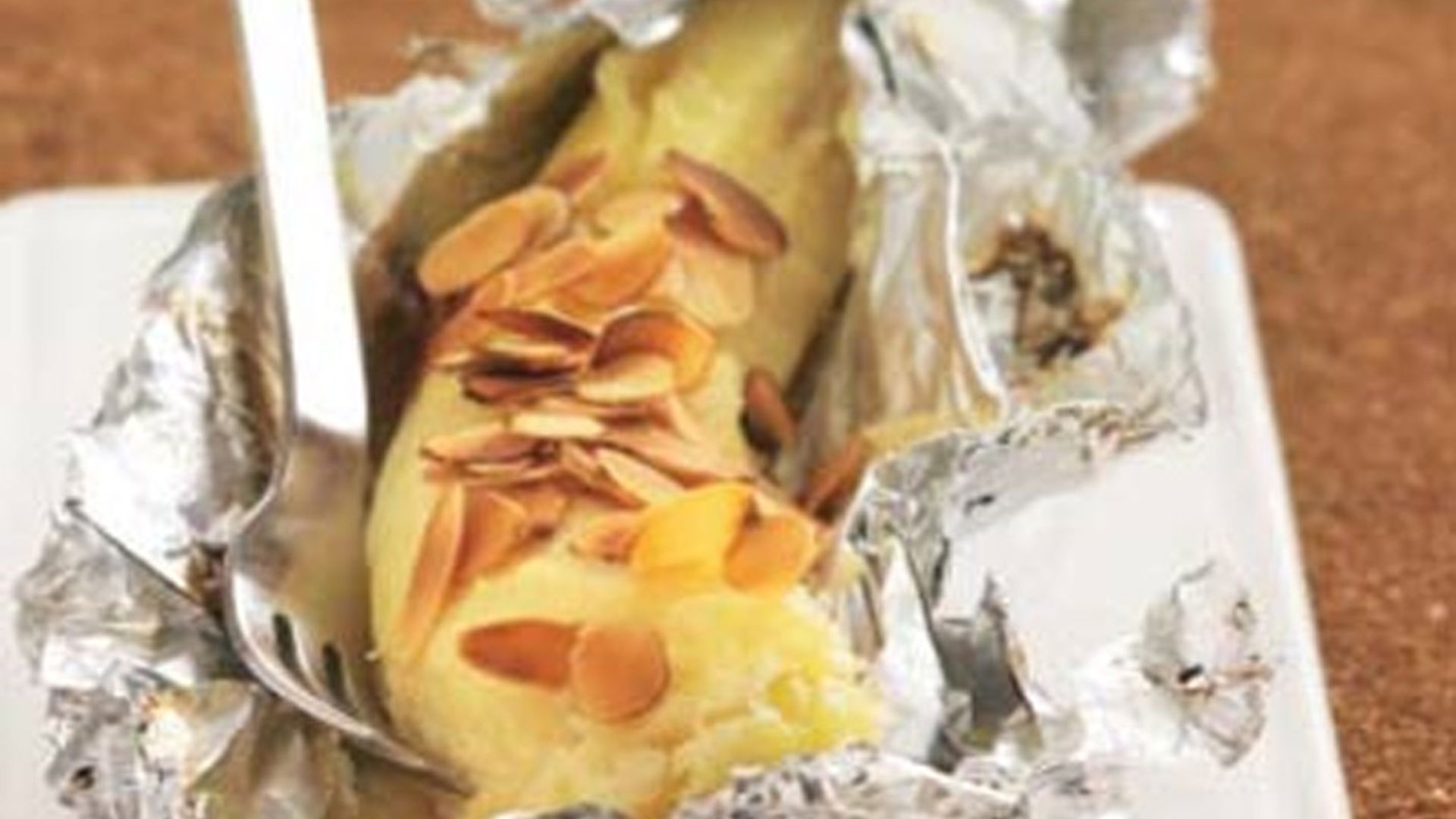 Plátano en papillote con coco y almendras