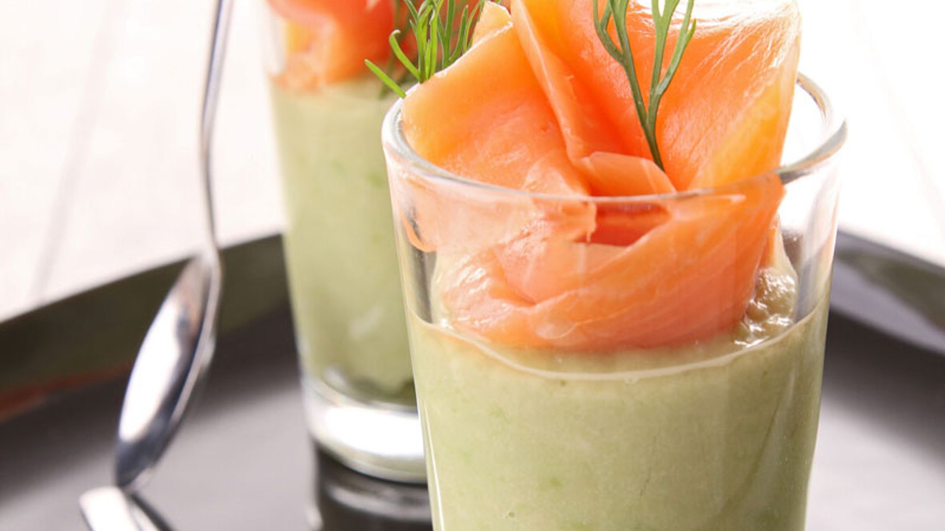 Chupito de puré de aguacate con salmón ahumado