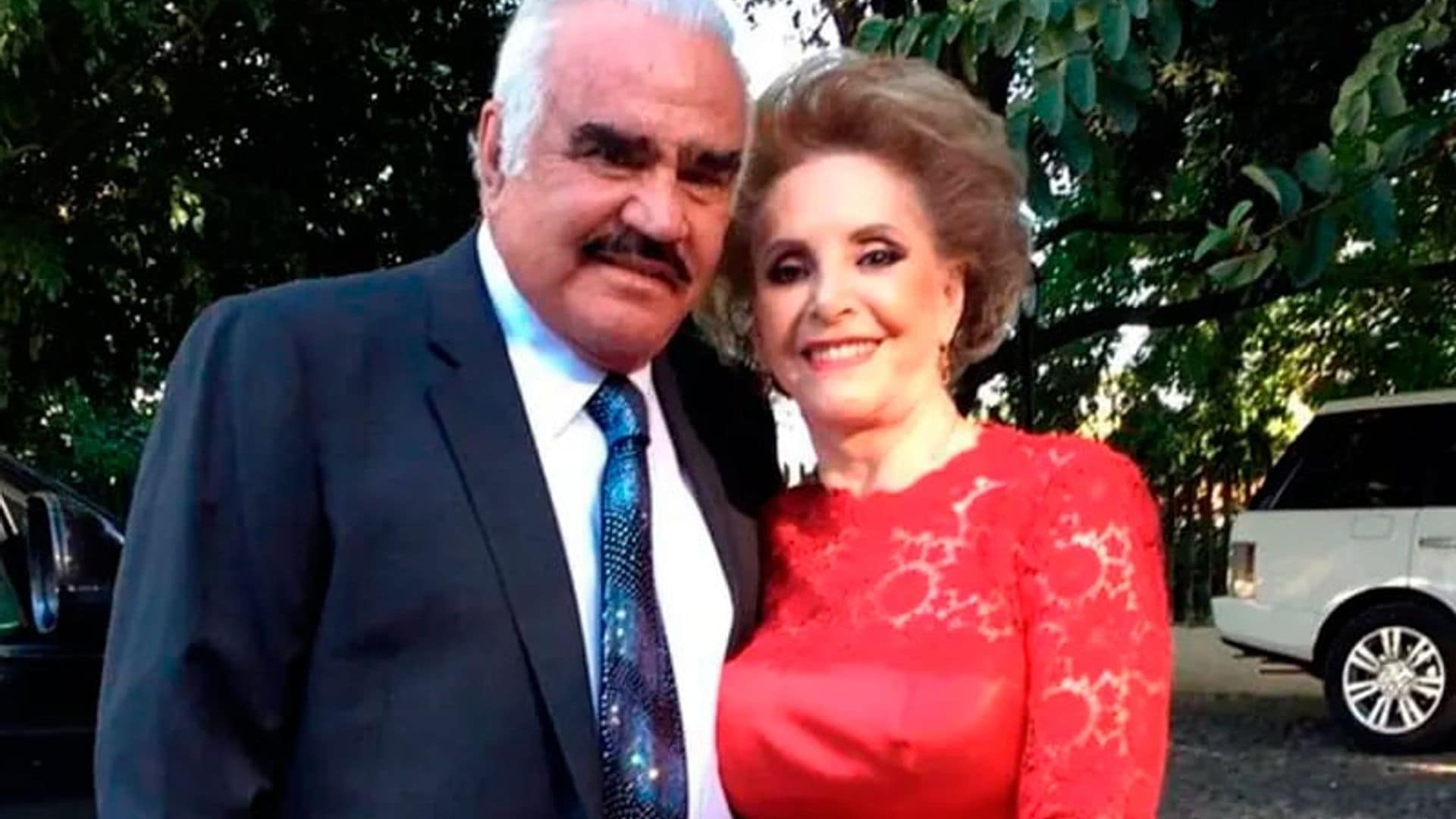 Conmovida, doña Cuquita recuerda a Vicente Fernández: 'Es día de fiesta'