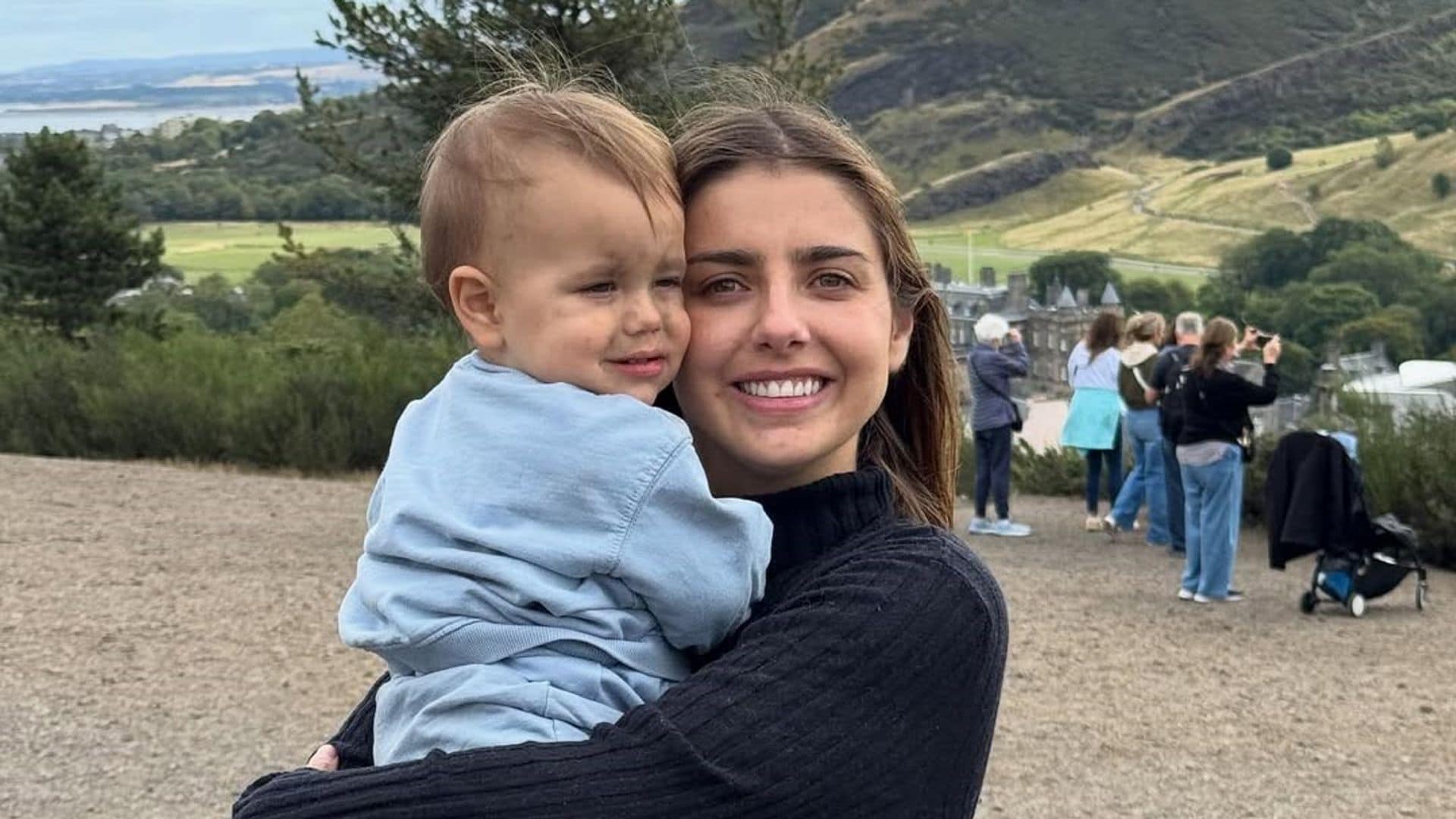 Michelle Renaud junto a su hijo Milo.
