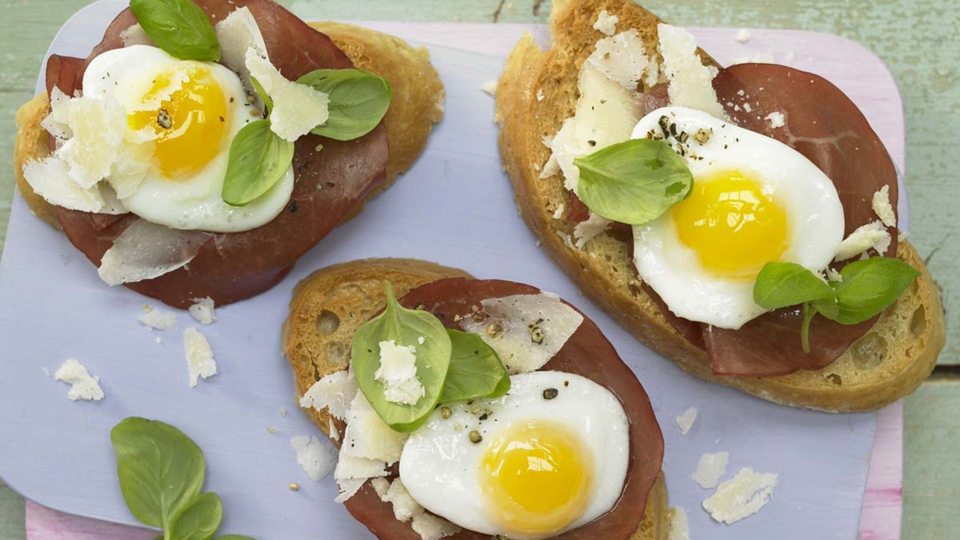 Tostas de bresaola y queso con huevo de codorniz