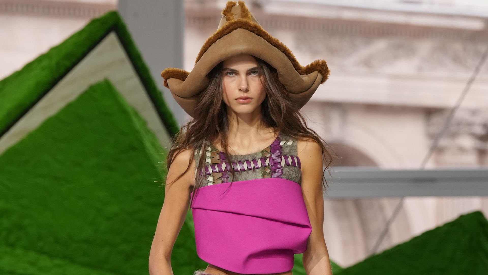 Sombreros como tiendas de campaña y abrigos en forma de corazón: Louis Vuitton nos recuerda que todos fuimos niños alguna vez