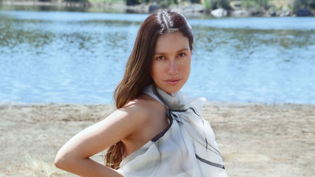 Al principio, cuesta crear “look” premamá, porque tienes que hacerte a tu “nuevo” cuerpo, pero una vez vas entendiendo cómo ensanchas, puedes detectar esas prendas que sabes que sí encajan y van a sentarte bien, nos cuenta Melissa, con top y falda de Isabel Zapardiez