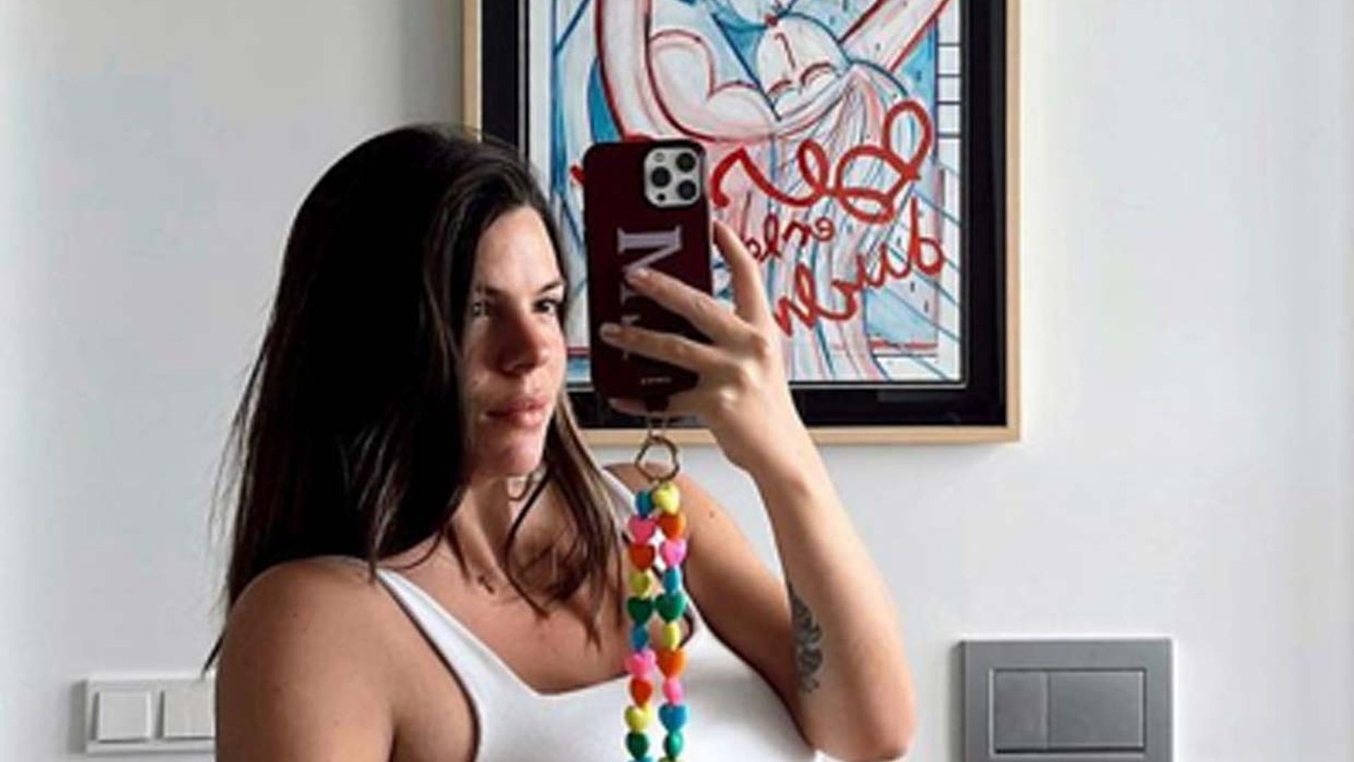 Laura M. Flores, natural y sin complejos, comparte la imagen de su cuerpo posparto
