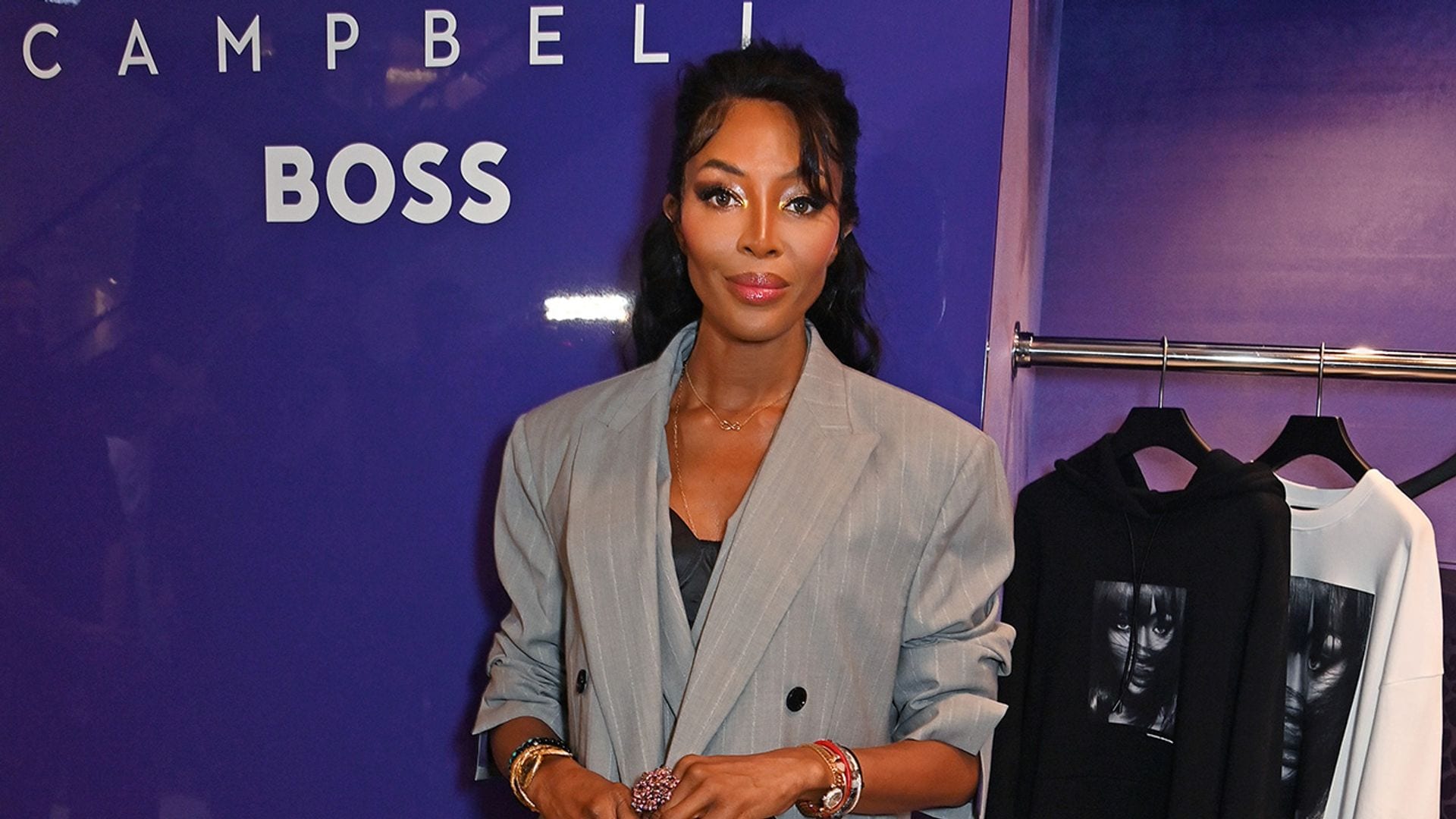 Naomi Campbell diseña su propio traje de chaqueta de rayas diplomáticas para celebrar un nuevo proyecto