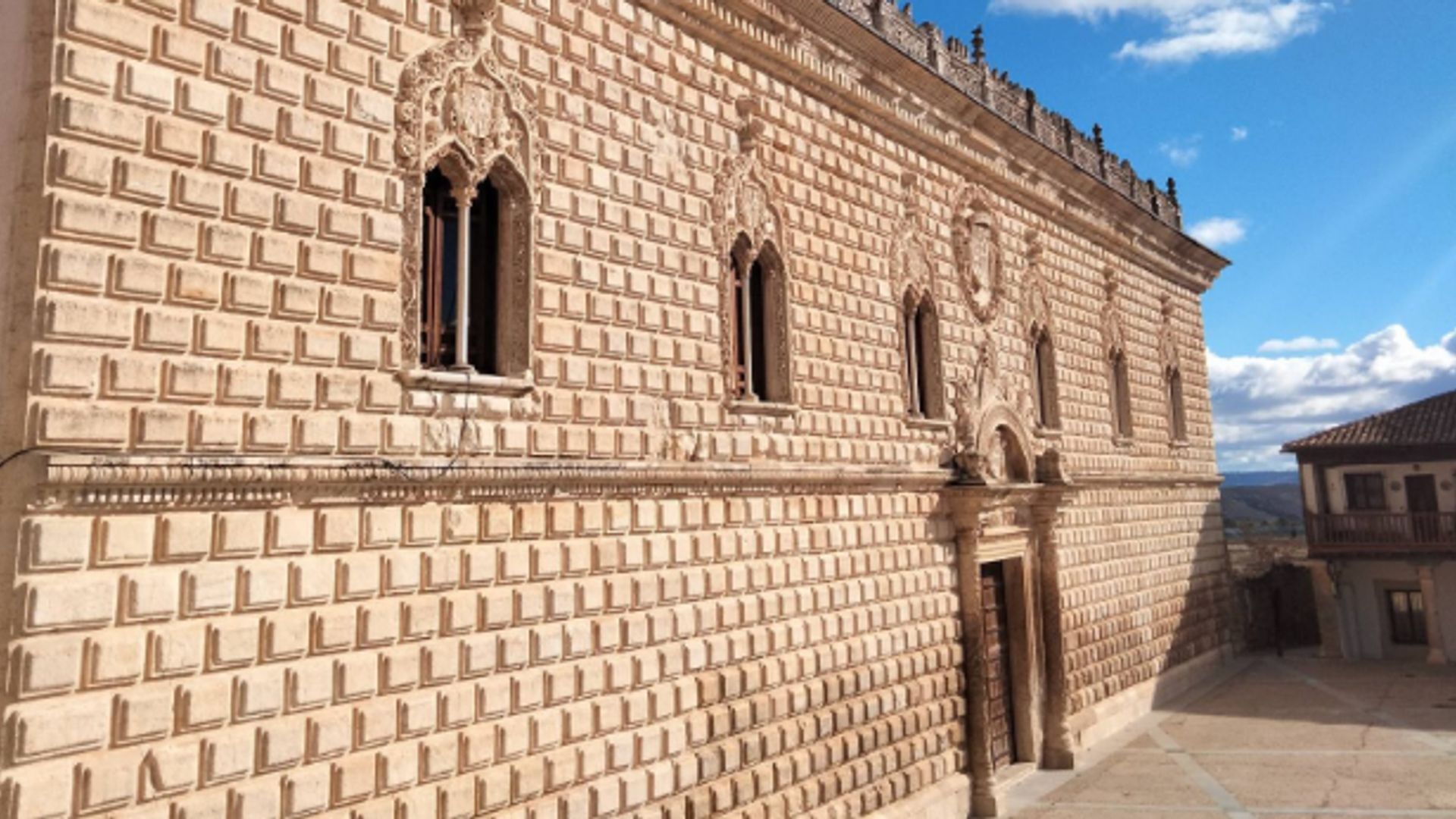 El pueblo de Guadalajara de 500 habitantes con un palacio ducal y escenario de 'La Promesa'