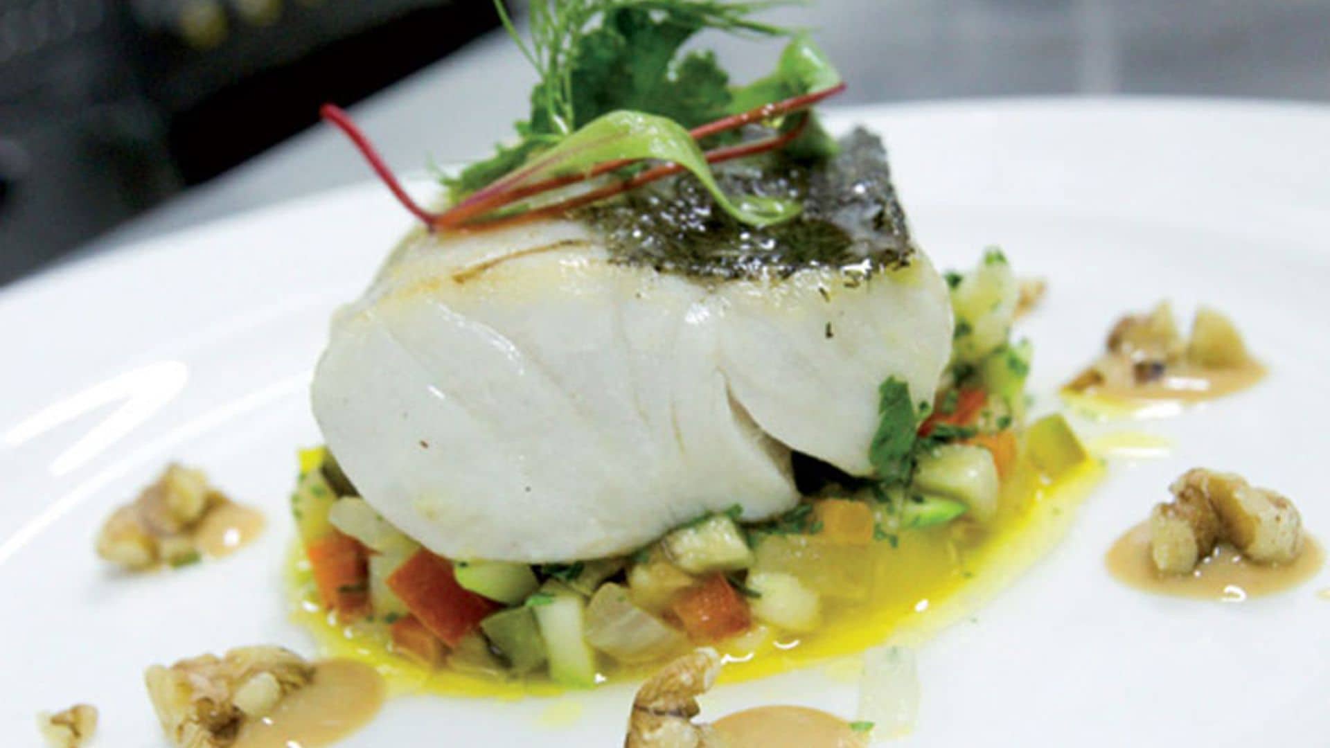 Merluza con aceite de nueces, 'ratatouille' de verduras y patata