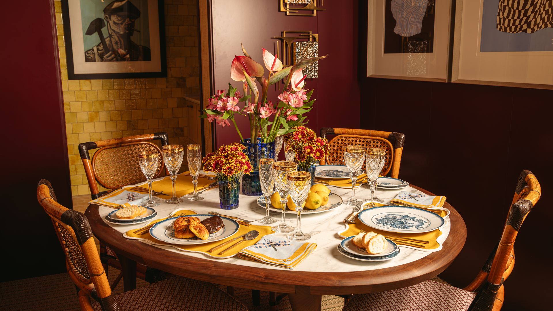 Mesa de comedor vestida con individuales