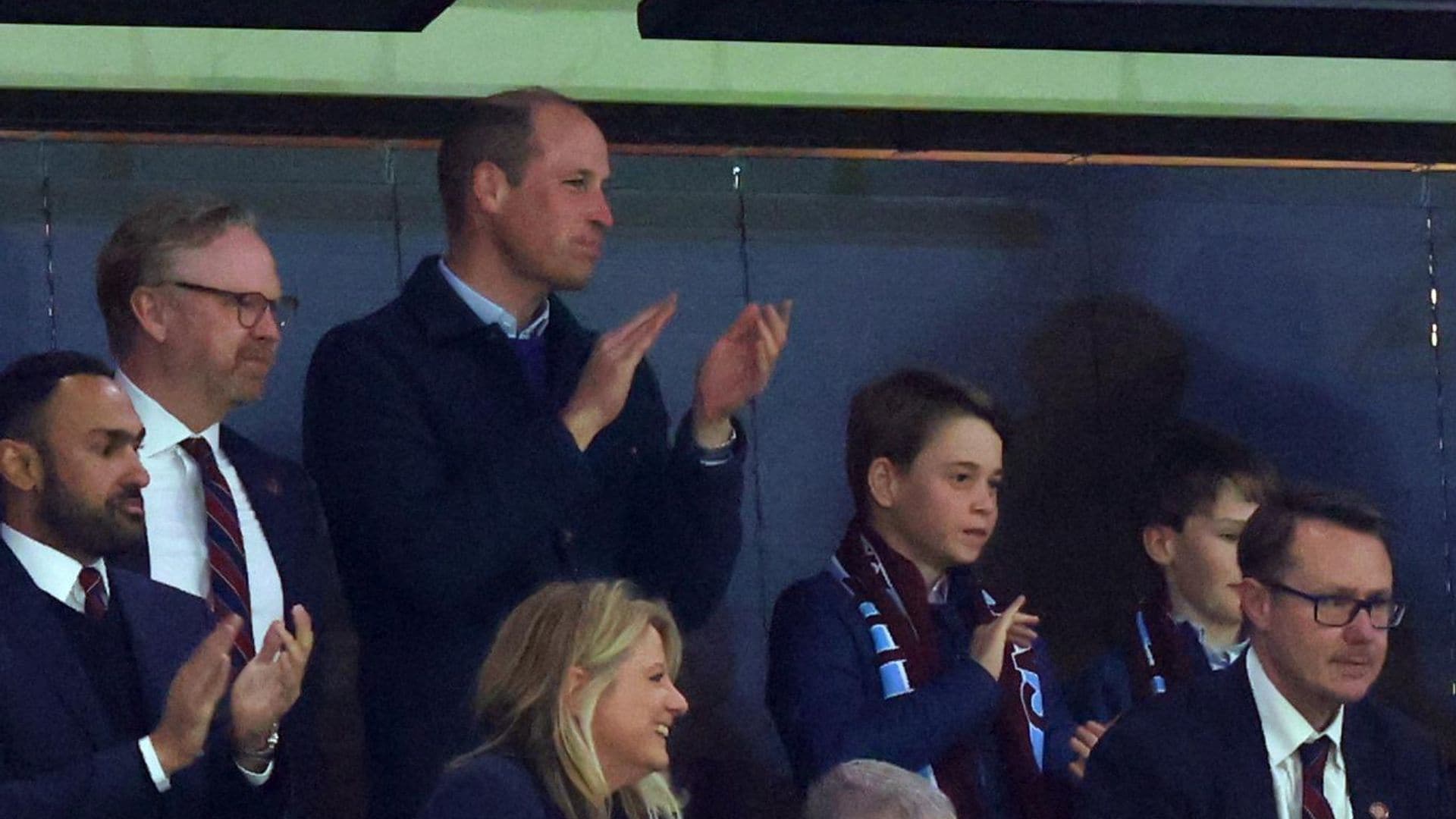 El príncipe William reaparece en una divertida velada de futbol con el príncipe George