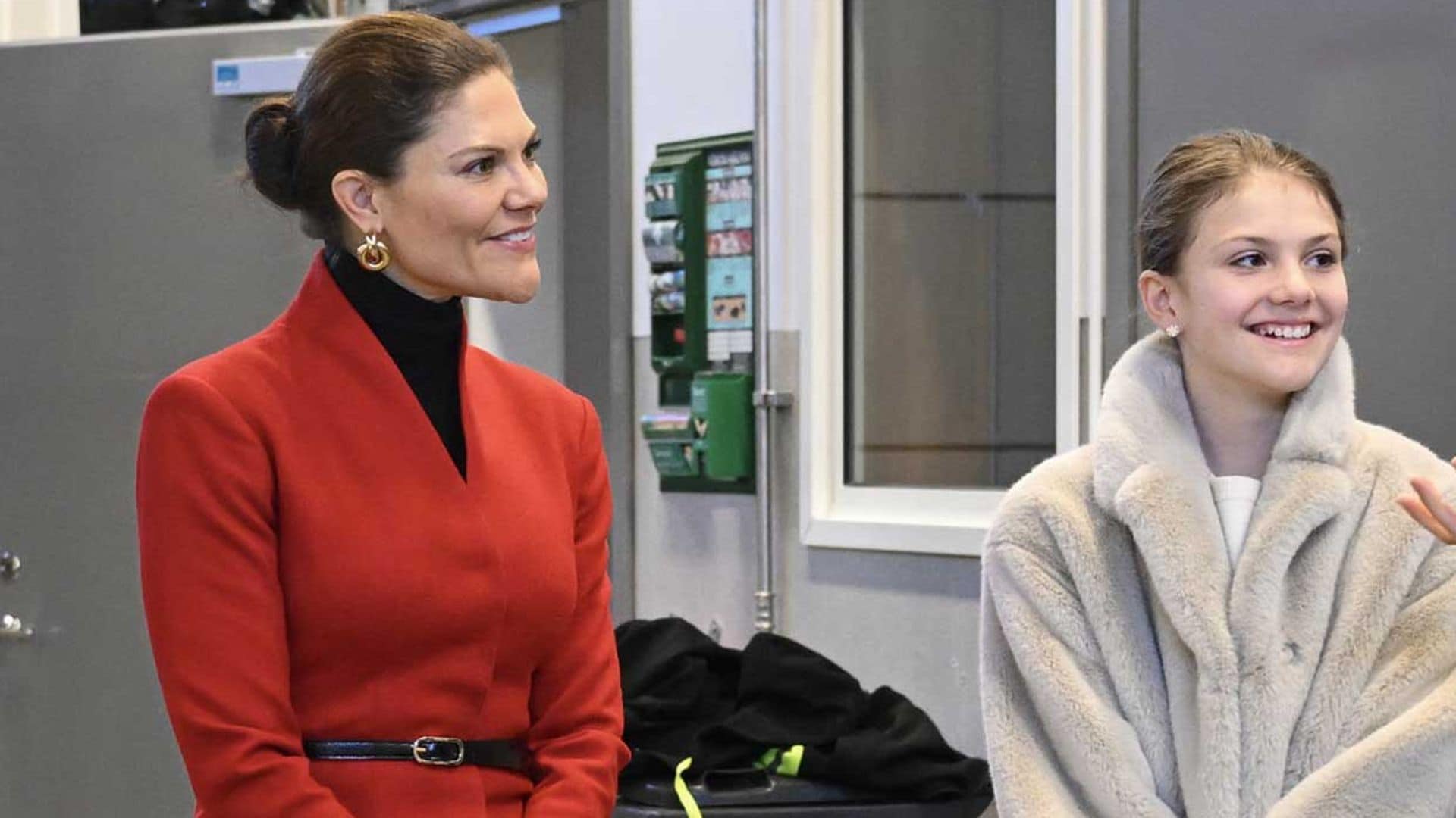 Victoria de Suecia hace un guiño a su hija Estelle al lucir una réplica de su abrigo favorito