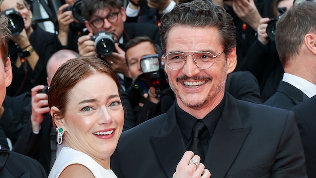 De izquierda a derecha: Ari Aster, Austin Butler, Emma Stone, Pedro Pascal y Luke Grimes reaccionan a la presencia de una abeja en la alfombra de 'Eddington'.