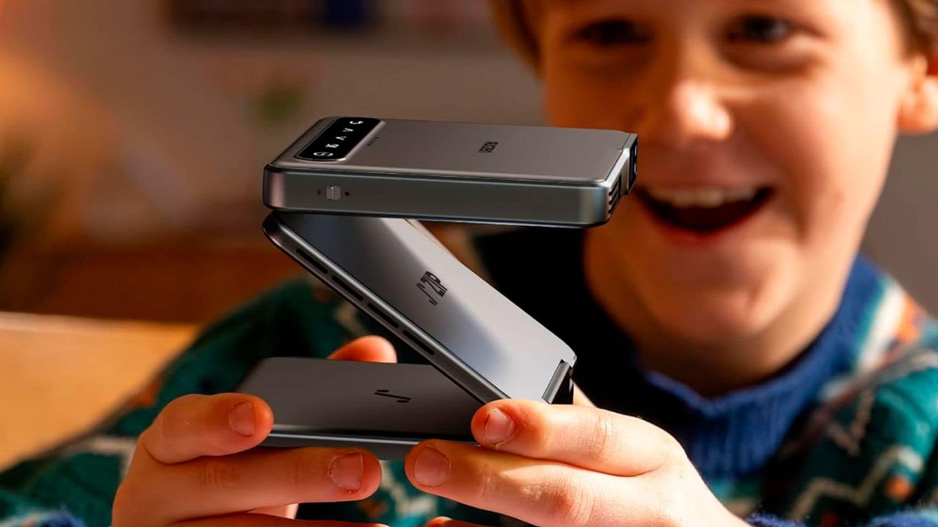 Un niño con un proyector de bolsillo