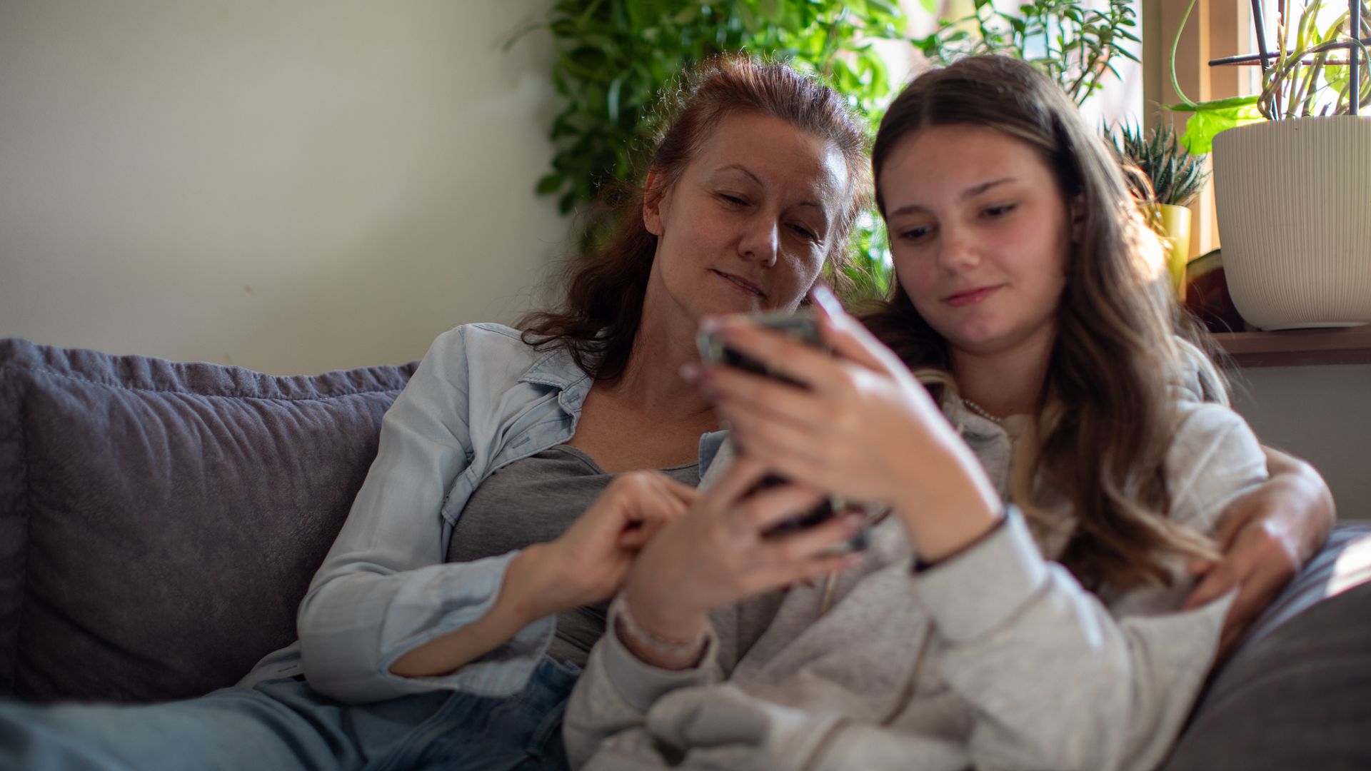 WhatsApp y sus nuevas herramientas parentales para controlar a tus hijos: "No significa desconfiar de ellos, sino ejercer una función básica de protección"