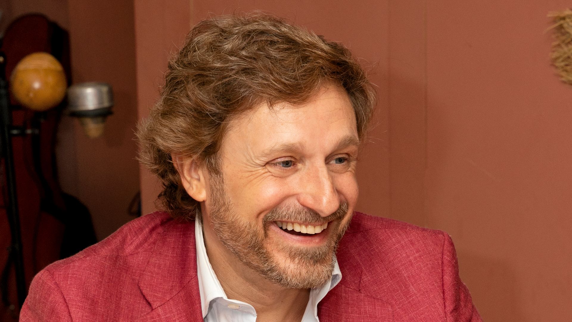 Juan Peña nos desvela su verano más atípico con Sonia González y el consejo de su gran amiga Paloma Cuevas