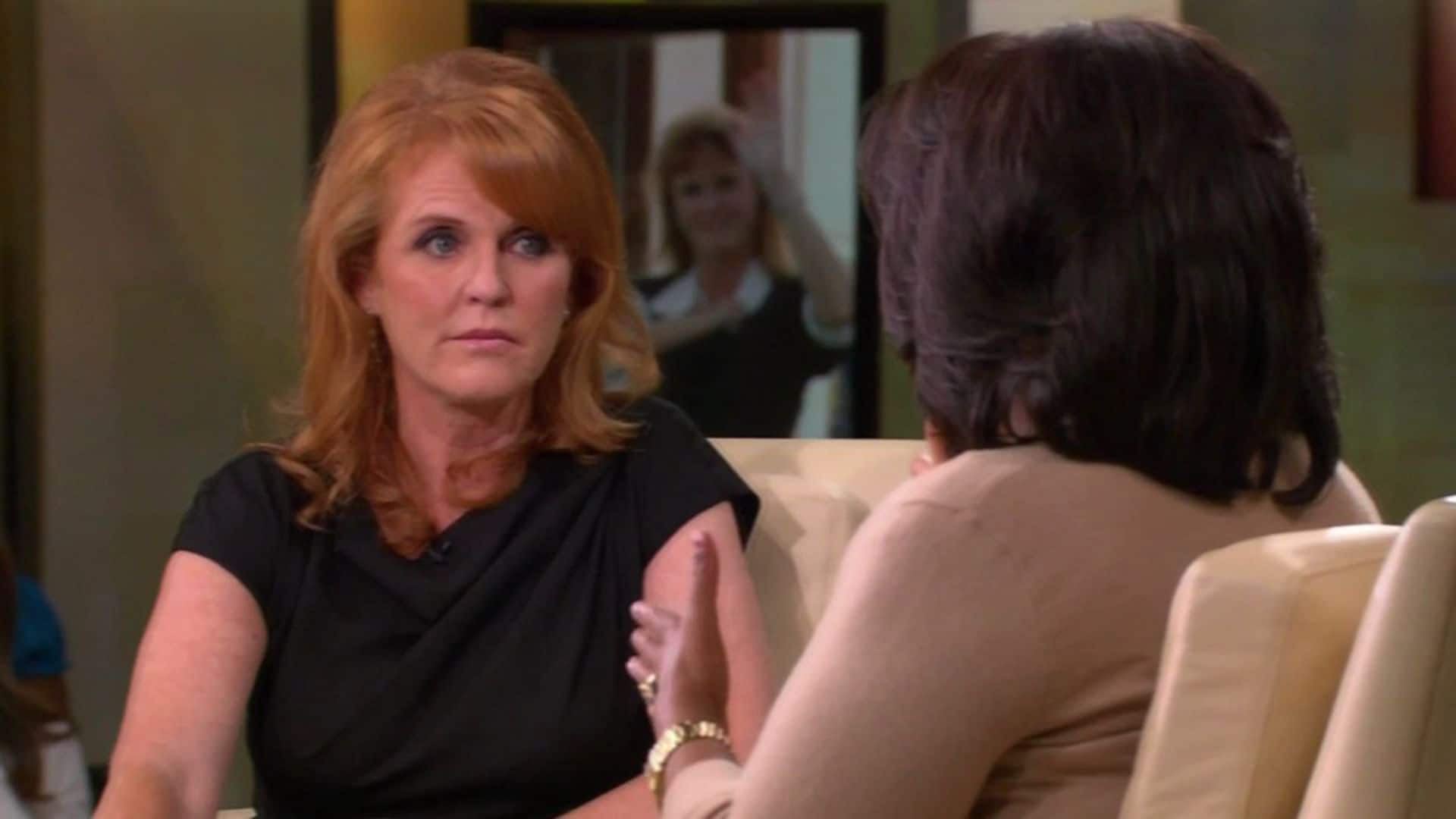 Sarah Ferguson acudió al programa de Oprah Winfrey en dos ocasiones, una después de su divorcio, y otra después de uno de los grandes escándalos de su biografía pública: cuando cayó en la trampa del News of the World y fue grabada por un reportero encubierto aceptando dinero a cambio de ofrecer acceso al príncipe Andrés, que entonces tenía un puesto importante como
representante especial del Reino Unido para el comercio y la inversión internacional, lo que le daba acceso a empresarios y gobiernos extranjeros.