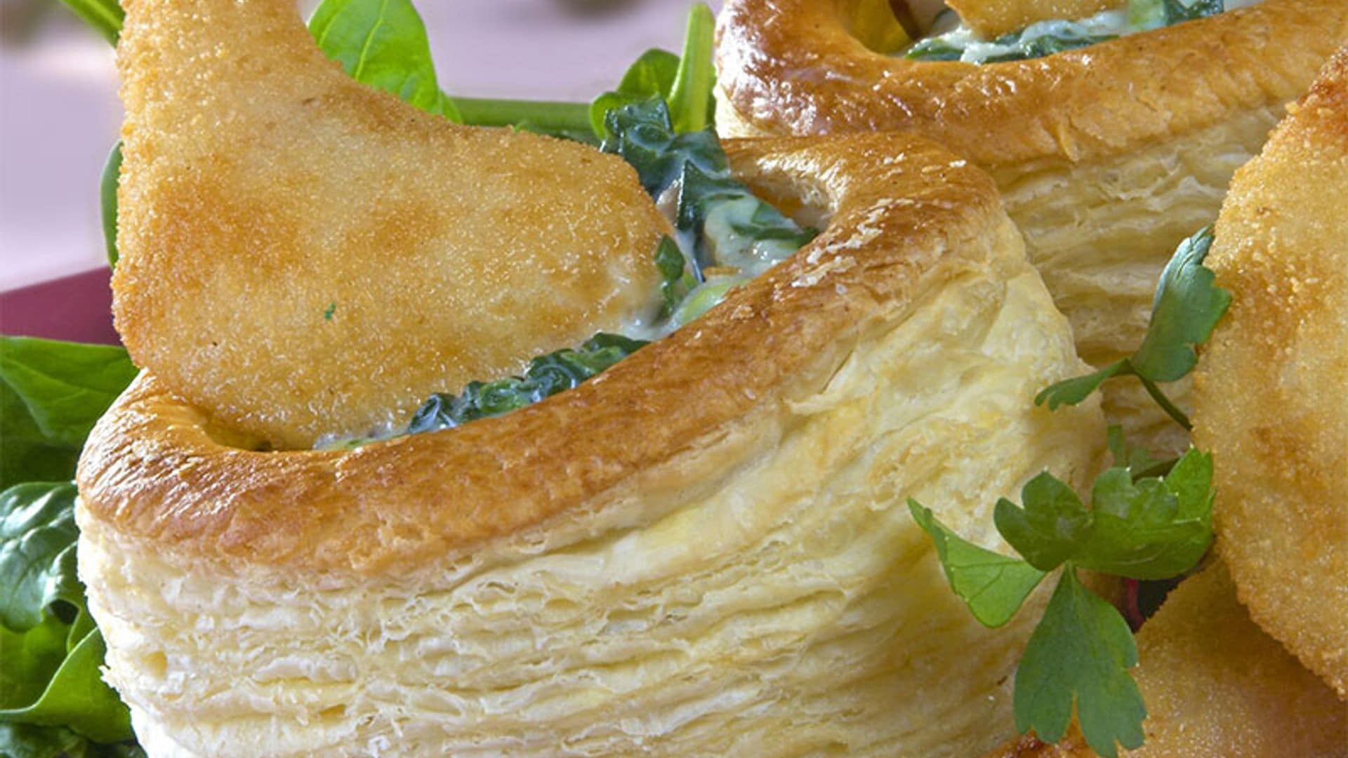 Volovanes rellenos de crema de espinacas y gambas a la gabardina