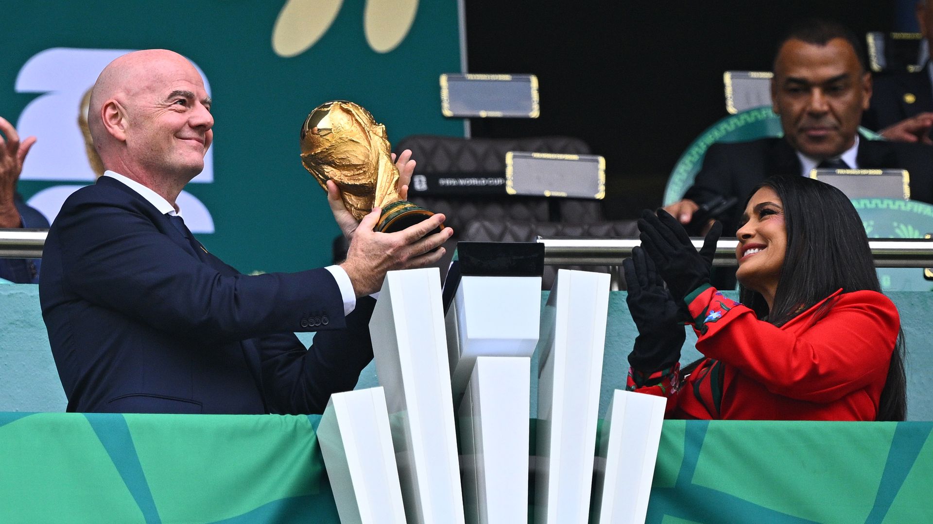 El presidente de la FIFA, Gianni Infantino y Salma Hayek presentan el torneo de la Copa Mundial de Fútbol 2026.