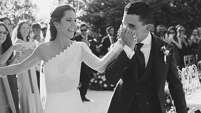 Marta Goenaga y Jaime Lorente después del 'sí, quiero'