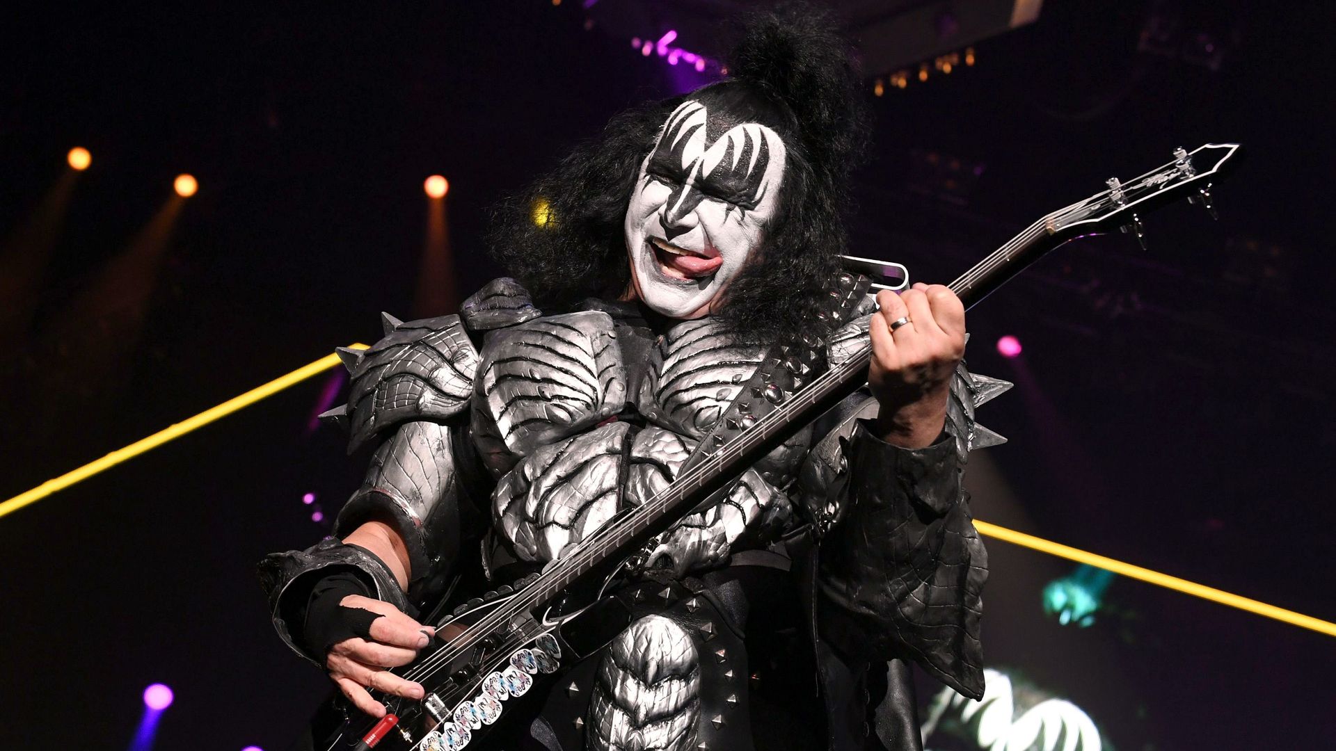 Gene Simmons bromeó acerca del incidente que sufrió y dijo sus habilidades al volante no eran las mejores. 