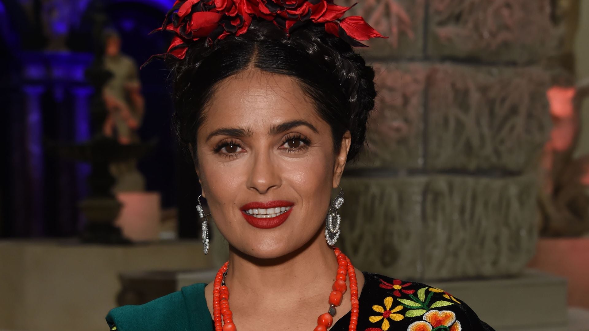 Salma Hayek rinde homenaje a Frida Kahlo, en el 117 aniversario de su nacimiento