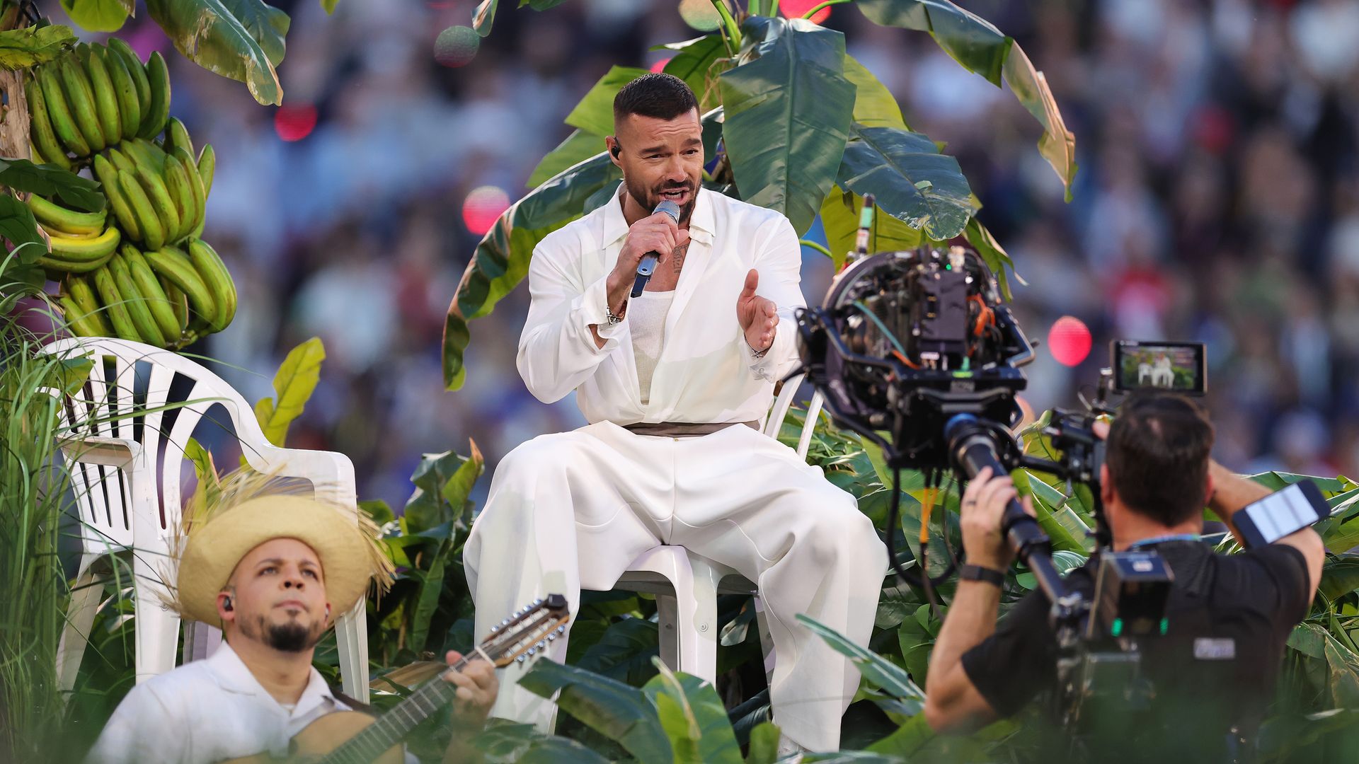 Ricky Martin actuando con Bad Bunny en la Super Bowl 2026