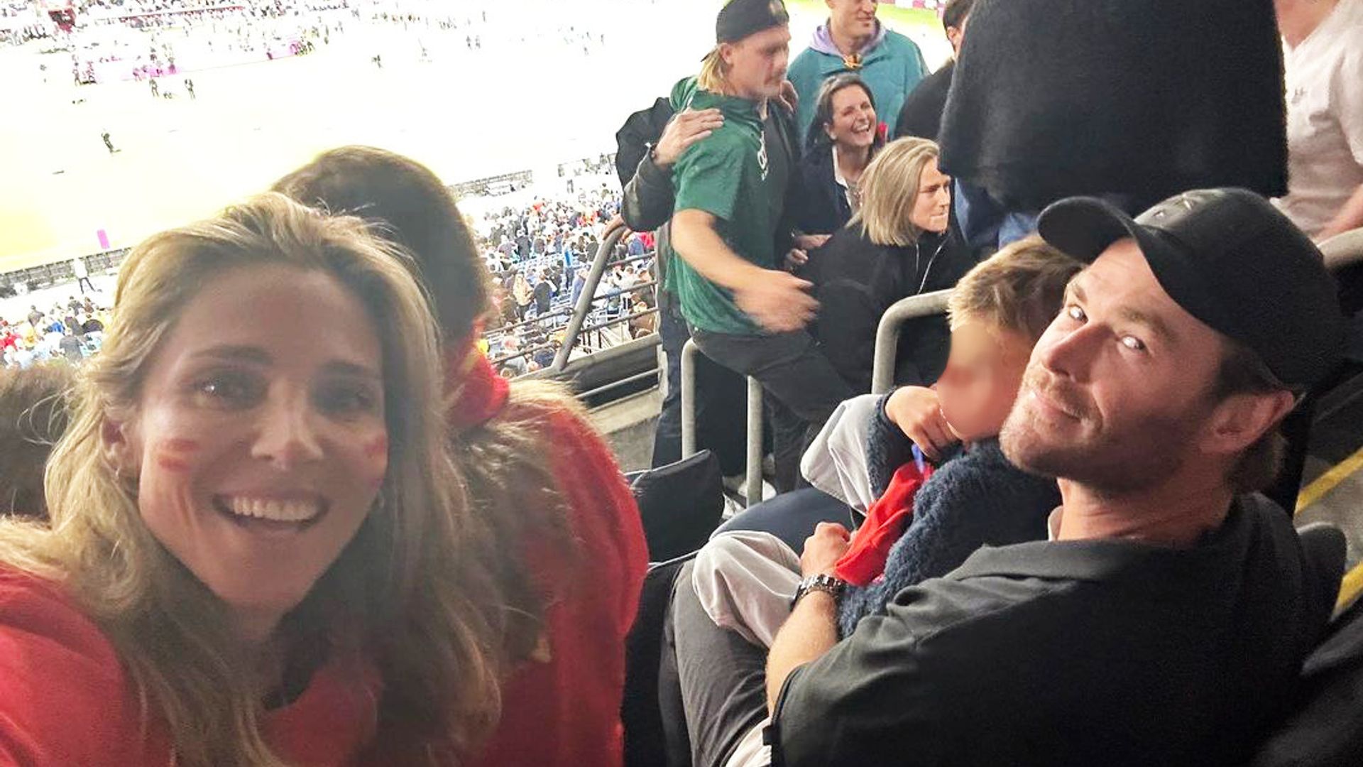 Elsa Pataky, sin parar de saltar, celebra con Chris Hemsworth y sus hijos la victoria de España en el Mundial