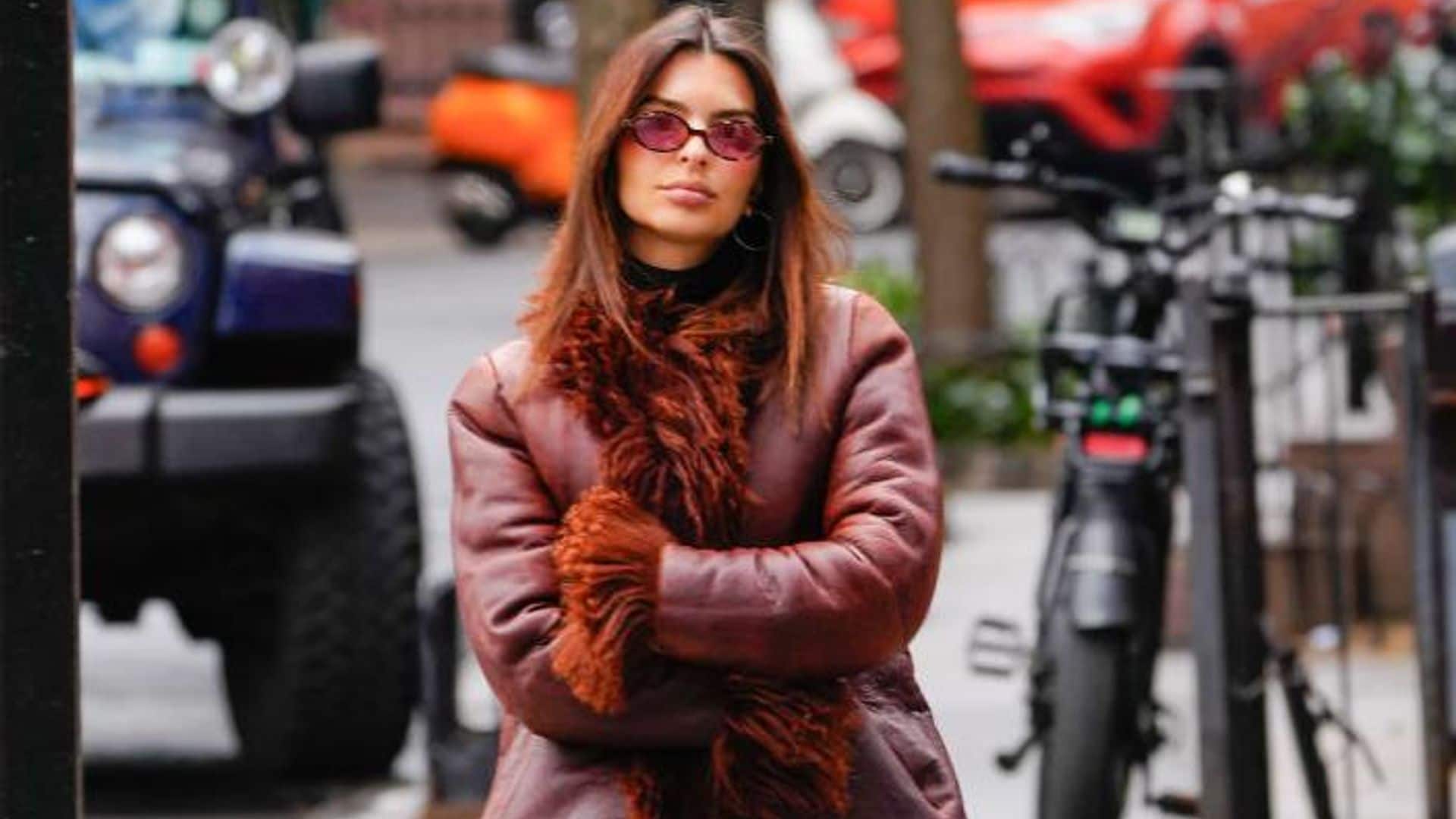 Emily Ratajkowski se une a la ‘cowgirl era’ de Beyoncé con botas vaqueras