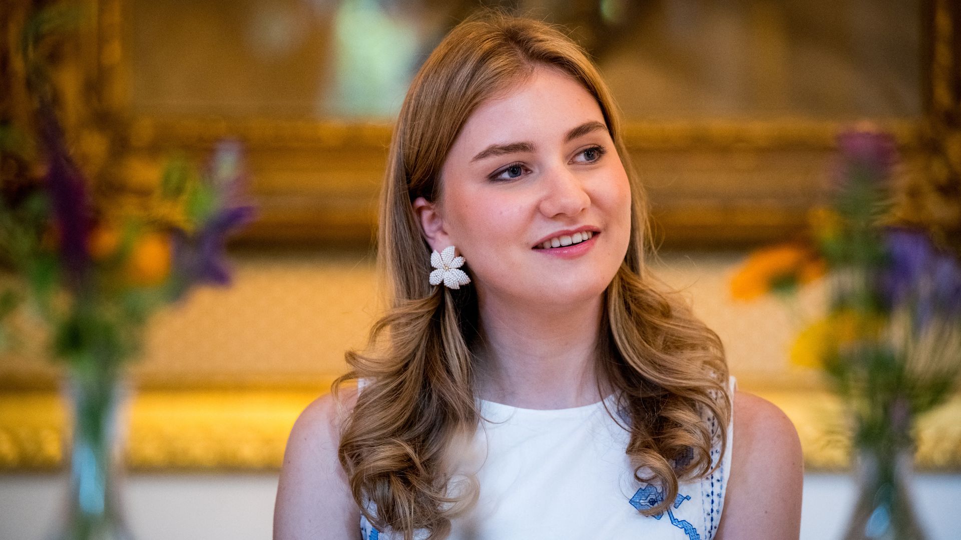 Elisabeth de Bélgica estrena el vestido bordado de Zara que las españolas llevaron a la playa en 2023