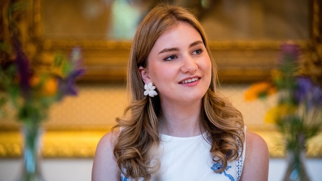 Elisabeth de Belgica vestido Zara pendientes flor