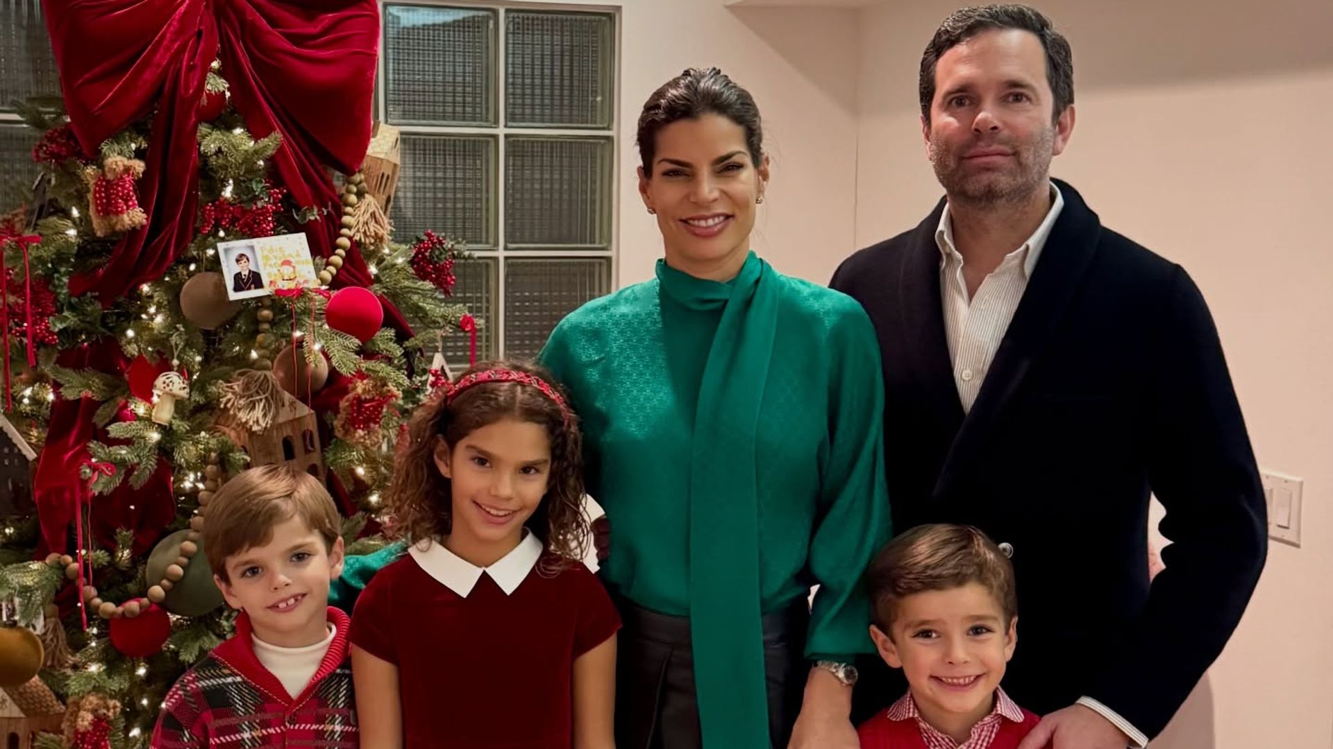 Bárbara Coppel despide las celebraciones con un entrañable posado junto a sus hijos y esposo