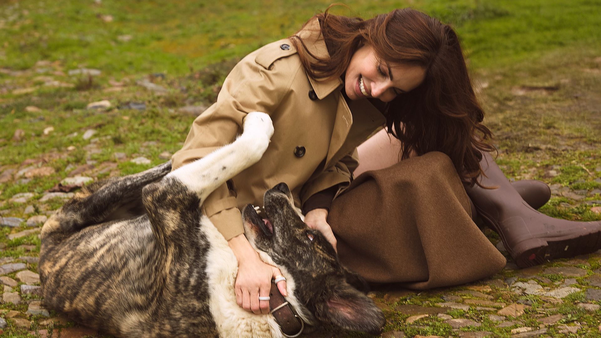 Eugenia Silva abraza a uno de sus  perros, sonriendo, en su casa de campo de Extremadura