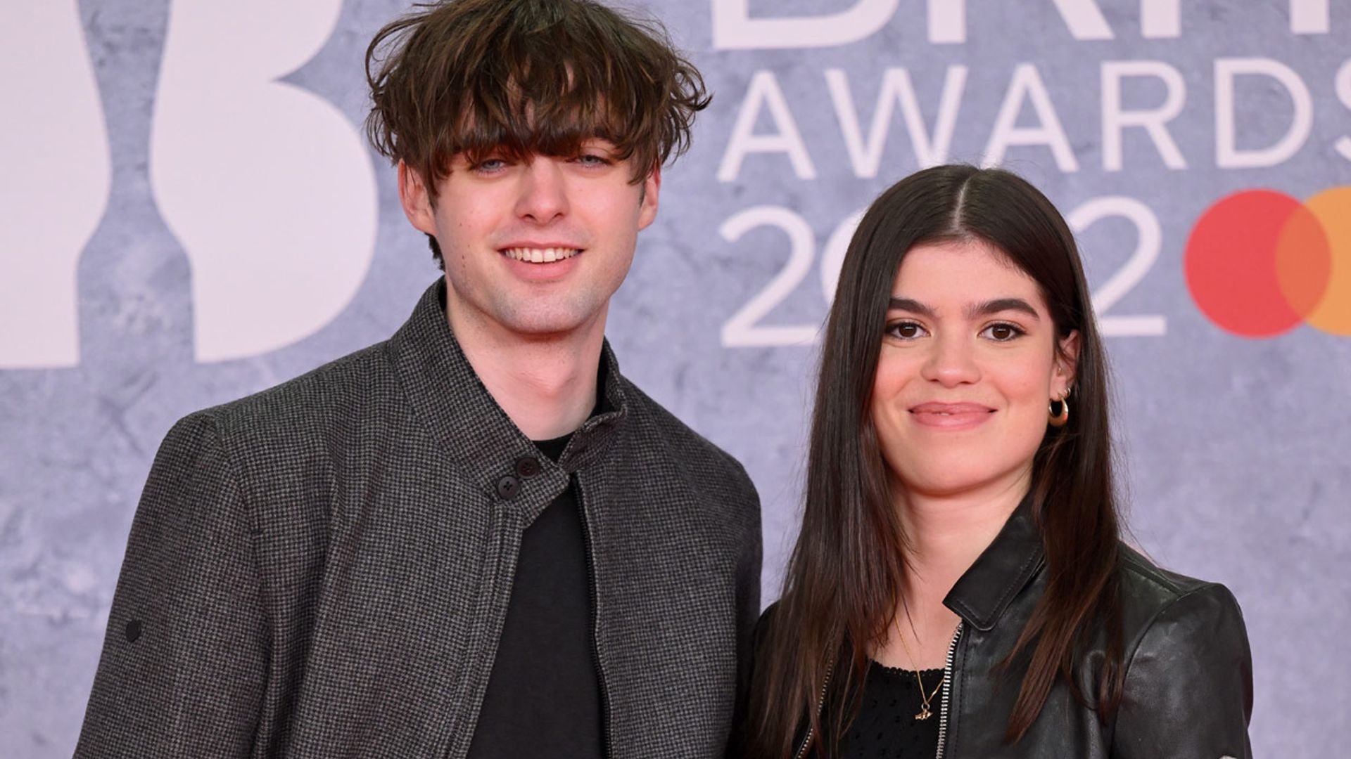Los hijos de Liam Gallagher (Oasis) arropan al cantante en los Brit Awards ¡y Lennon es idéntico a su padre!
