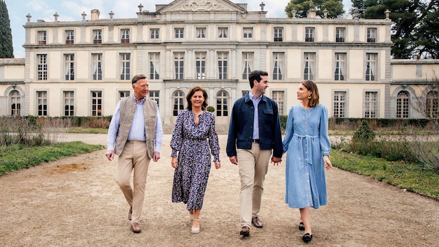 Nicolas y Miren de Lorgeril, propietarios del imponente Château Pennautier, junto a su hijo Henri y su mujer, Marie Camille, futuros herederos de esta joya arquitectónica del siglo XVII, situada en la región francesa de Languedoc-Rosellón. 