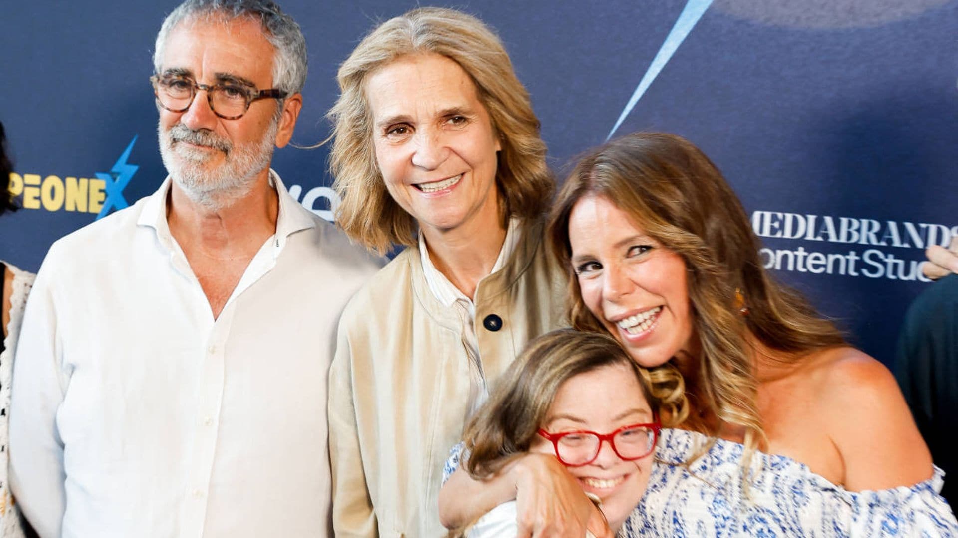 La infanta Elena, de estreno en Madrid, muy cariñosa con los actores de ‘Campeonex’