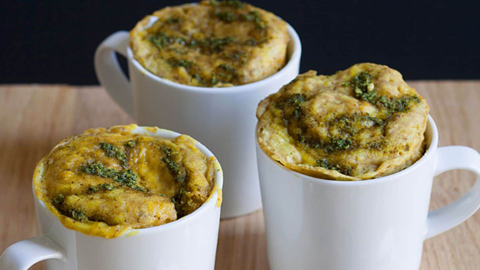 'Mug cake' de queso y pesto