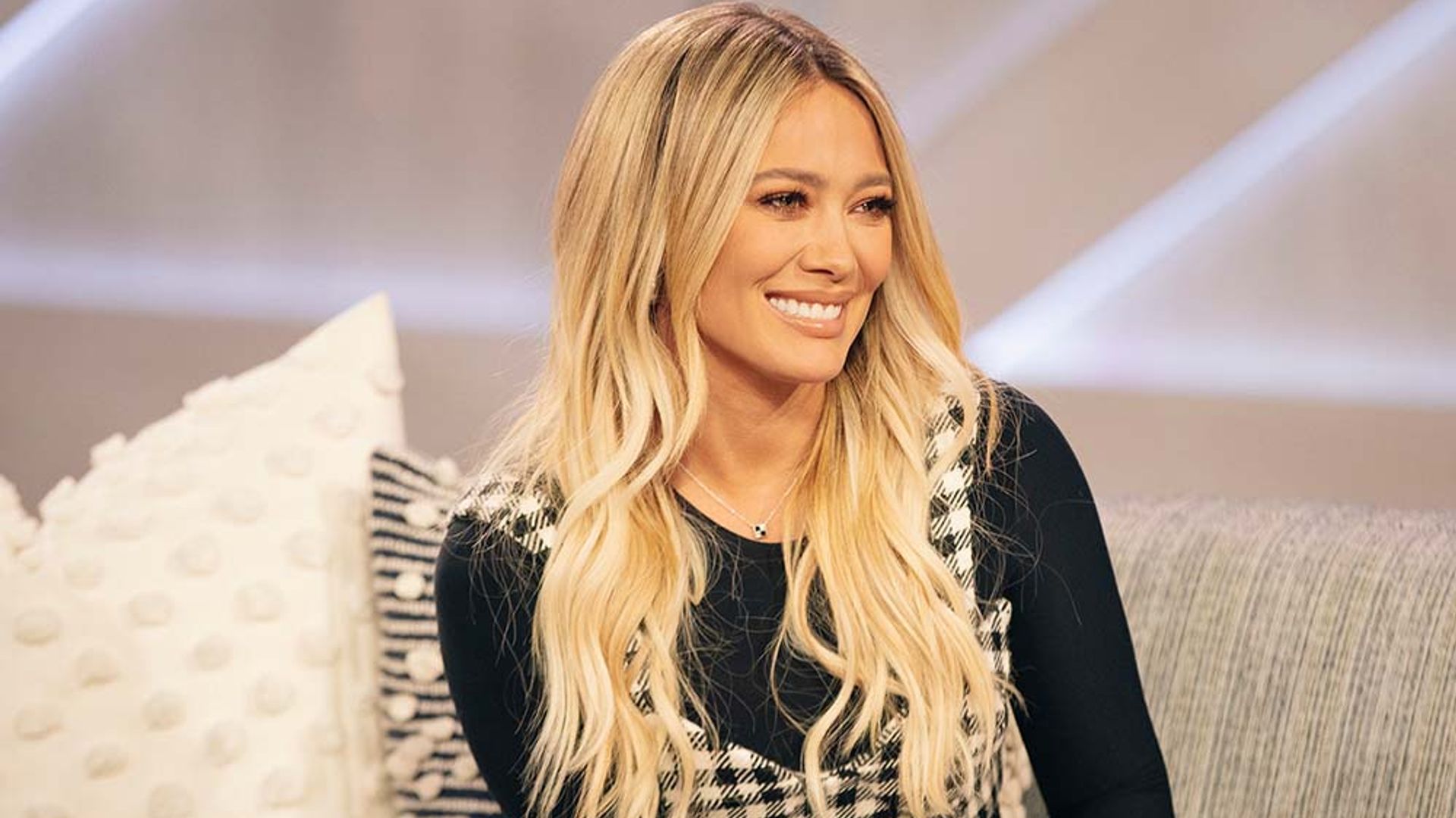 El último look de Hilary Duff genera debate por su increíble parecido con... ¿Jennifer Lopez?