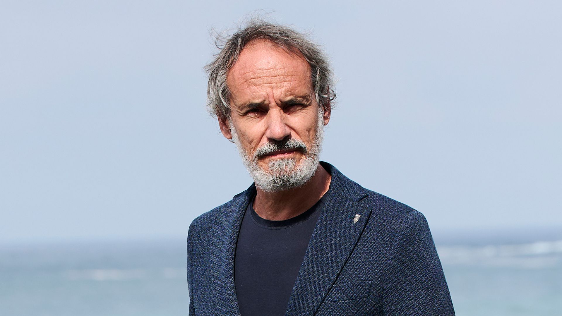 El actor Francesc Garrido posa durante el photocall de La red púrpura en el 71º Festival Internacional de Cine de San Sebastián, celebrado en el Palacio de Congresos Kursaal, el 26 de septiembre de 2023, en San Sebastián