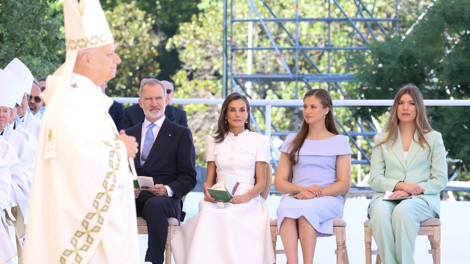Viva el Rey!” Los Reyes abandonan la misa en Cibeles entre aplausos y  vítores en una jornada histórica