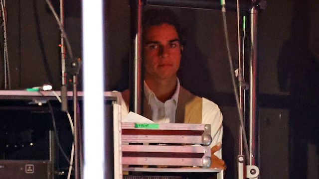 Pedro Antonio Lazaga, hijo de Rosario Flores, durante el concierto de su madre en el Teatro Albéniz, a 22 de mayo de 2025, en Madrid (Madrid) Rosario vuelve a los escenarios para presentar su nuevo álbum, Universo de Ley, en una gira homÃ³nima que celebra sus más de 30 años de carrera. Con 12 discos de platino, tres Premios Ondas y tres Grammys Latinos, la icónica cantante promete un show lleno de emoción y éxitos inolvidables.

José Ramón Guisado / Europa Press
CONCIERTO;MUSICA
22/5/2025